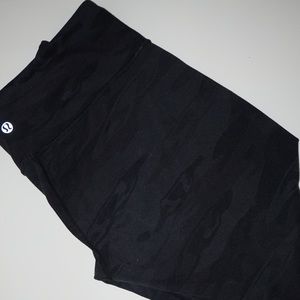 Lululemon Wunder Under capris (Black Camo)